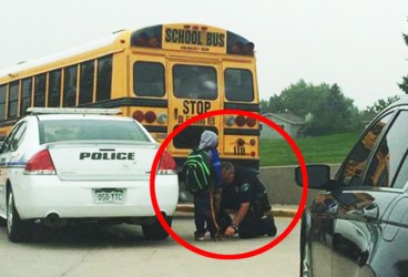 Bức ảnh viên cảnh sát quỳ xuống buộc dây giày cho cậu bé